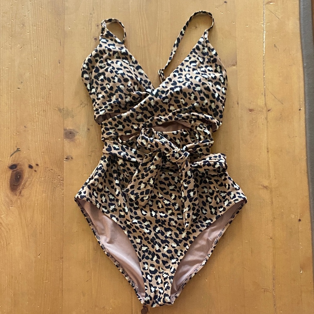 Aerie Women’s Leopard Print One Piece Swimsuit Full Coverage Size Medium
